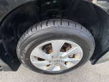 アルミホイールが装備されています。このちょっとしたポイントで車が格段にかっこよく見えますね☆