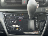 オートエアコン。運転席、助手席を温めるシートヒーターのスイッチです。