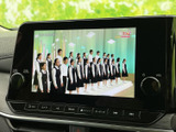 テレビ番組を画面に表示でき、停車中の待ち時間などに映像を視聴できます。画面上で番組の内容を楽しめる装備を備えており、車内で過ごす時間の選択肢が広がります。