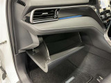 車検証や取扱説明書などをすっきり収納できる、助手席前の便利なグローブボックスです。