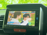 テレビ番組を画面で視聴できるため、休憩中など停車時の車内時間を過ごす際に便利です。画面には番組映像と情報表示があり、停車した状態で映像を楽しみたい方にうれしい装備です。