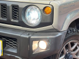 【LEDヘッドライト】悪天候や夜間走行時も良好な視界を確保し安心して運転できる高輝度LEDヘッドライトを装備!点灯速度が早く、消費電力も抑えられています。
