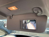 運転席のサンバイザーです。鏡の具合もあわせてご覧ください。