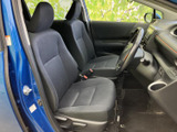 前席は左右に並ぶシートと見通しのよいフロントまわりで、運転席から前方を確認しやすい空間です。乗り降りもしやすく、日々の移動を快適にお過ごしいただけます。