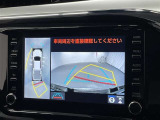 パノラミックビューモニターシステムが付いているので車の上から見た映像が確認できますよ。 一目で車両周辺の情報を確認できますが、直接安全をご確認下さい。
