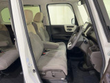 【運転席&助手席】運転席にはハイトアジャスタ機能付きで運転姿勢もバッチリ!ロングドライブでも疲れにくいシートです。
