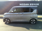 助手席側は、ハンズフリーオートスライドドアです。両手いっぱいの荷物を持っていても足をかざしてスムーズに開閉できます。