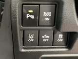 駐車時に役立つパーキングセンサーやスライドドアのスイッチを配置。各機能の表示が見分けやすく、乗降時や駐車時の操作を手元で確認しながら行えます。