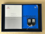 メンテナンスノート【点検整備記録簿・保証書】、取説も揃ってます。スマートキーはバッグなどにしまったままボタン操作でエンジン始動・停止やハイブリッドシステムの起動や停止ができて大変便利です