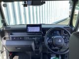 運転席周りです。カップホルダーや小物の収納などは必須ですよね!!使い勝手の良いつくりになっております!!
