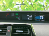 速度やシフト位置など、運転に必要な情報を目の前で確認できます。表示がまとまっていて視線移動を抑えやすく、日々の運転を支えるメーター廻りです。