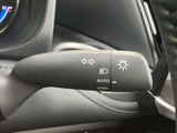レバーには矢印やライトのマークが表示され、機能を目で確認しやすい仕様です。運転席から自然に手が届く位置にあり、必要な操作を迷いにくい点も安心です。