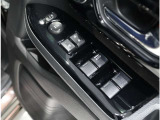 ドア内側、手の届きやすい位置にドアガラスの開閉スイッチ(パワーウインドウ)があります。運転席にはいたずら防止のためのロック付!
