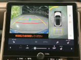 後方映像に加え、車両を上から見た表示やガイド線も確認できます。駐車時に周囲との位置関係を把握しやすく、後退操作を落ち着いて行いたい場面で役立ちます。