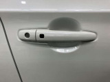 【リクエストスイッチ】スマートキーをポケットやカバンに入れた状態でドアの施錠、開錠ができます。