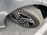 日産純正アルミホイールが足元を引き締めます。