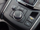 ナビ&オーディオ操作ダイヤル「コントロールコマンダー」は自然と手の触れる位置に配置されています。目線を外すことなく手元で操作できます。また、パーキングブレーキは電動式となっております。