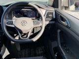 しっとりと手に馴染む本革巻きステアリング!ドイツ車らしい程よい太さとグリップ感で、長距離ドライブでも疲れにくい設計です。