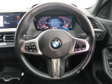 BMWのステアリングのリムは、一般的なものより少し太めにデザインされています。 これはタイヤやステアリングシャフトなどを介して伝わる路面からの入力を、しっかりと把握するためです。