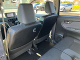 後部座席の背もたれの後ろ側です。荷室側から見たようすです。