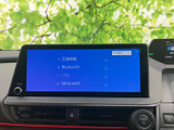 交通情報やBluetooth、USBなどの項目が一覧で表示され、使いたい機能を選びやすい画面です。複数の接続・情報機能をまとめて利用でき、日々の移動を便利に支えます。