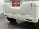 【後退時ブレーキサポート】リヤバンパーに4つの超音波センサーを内蔵し、車両後方にある障害物を検知。透明なガラスなども検知でき、コンビニの駐車場などでの衝突回避をサポートします。