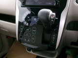 操作しやすいシフトレバーとタッチ式エアコンパネルで運転も楽々です。