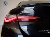 スタイリッシュに研ぎ澄まされたリアビュー。LEDライトがより引き締まったスタイルを実現。急ブレーキ時にはハザードランプ自動点灯し後続車への注意を促します。
