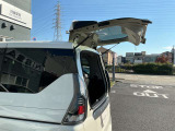 バックドアには、通常の約半分のスペースがあれば開閉できるハーフバックドア