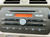 CDやラジオを楽しめるオーディオを備え、選局や音量調整などのボタンがまとまって配置されています。運転中も表示と操作部を確認しやすく、日々の移動時間に音楽を楽しめます。