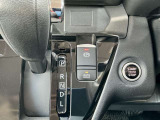 オートブレーキホールド付き ブレーキペダルを踏んで停車した際に、ブレーキを保持し続ける機能です。これにより、信号待ちや渋滞時など、ブレーキペダルから足を離しても、車が勝手に動き出すのを防ぎます