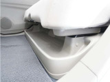 ◆リアシートアンダートレー◆濡れた傘や置靴などをすっきりとしまえる大型のトレー。取り外して、手軽にお手入れもできます。
