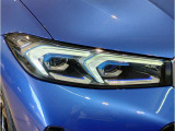 【LEDヘッドライト】先進のLEDテクノロジーを採用。放射される白色光の周波特性は太陽光に近く、バイキセノン・ヘッドライトを上回るコントラストで更に明るく輝きます!