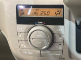 【オートエアコン】一度お好みの温度に設定すれば、車内の温度を検知し風量や温度を自動で調整。暑い&hellip;寒い&hellip;と何度もスイッチ操作をする必要はありません。快適な車内空間には必須の機能ですね♪
