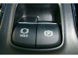 「P」ポジションに入れると自動で作動。「HOLD」スイッチを押し、システムONの状態にしておくことで、渋滞や信号待ちなどでブレーキを踏んで停車したときにブレーキを保持。アクセルを踏むと解除。