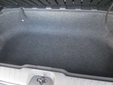 荷室ボードの下にも収納スペースがあり傘や洗車道具も収納が出来ます。