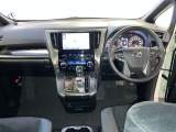 運転席周りのレイアウトをご覧ください。ナビゲーションが綺麗に装着されすっきり収まってますね!