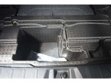 サブトランク付ですので洗車道具や工具の収納に便利です。