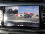 アラウンドビュー付き。上空から車両を見下ろしたような画像に加工された映像をディスプレイで確認しながら車庫入などができ大変便利です。