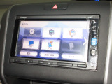 ナビゲーションは純正メモリーナビ(VXM-174VFi)を装着しております。AM、FM、CD、DVD再生、Bluetooth、フルセグTVがご使用いただけます。初めて訪れた場所でも安心ですね!
