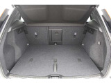 ラゲッジルームは、スクエアに近い形状でサスペンションの張り出しもありません。かさばる荷物でも四角くない荷物でも気にせず積み込めます。ショッピングバックのフックやラゲッジフロア下のスペースも便利です。