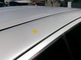 ルーフの運転席側後方にへこみがあります。