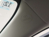 フロントSRSエアバッグは車両前方から乗員が重大な傷害を受けるおそれのある大きな衝撃を受けた場合に作動し、シートベルトが身体を拘束する働きと併せて前席乗員の頭部や胸部などへの衝撃をやわらげる装置です。