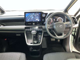 運転席周りのレイアウトをご覧ください。ナビゲーションが綺麗に装着されすっきり収まってますね!