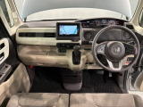 使いやすいレイアウトのダッシュボード周辺です。オートエアコンや小物入れなど嬉しい装備が満載です。