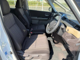 前席はゆったりとした座面と背もたれで、落ち着いて過ごせる空間です。運転席から周囲を見渡しやすく、明るい色合いの内装と相まって、毎日の移動も快適にお使いいただけます。