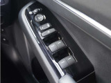 【シートハイトアジャスター】運転席の座面を上下できるハイトアジャスター付きでご家族やお友達とシェアできてロングドライブも楽々です。