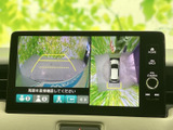 車両周辺の様子を画面で確認でき、駐車時などの安全確認をサポートします。後方と上方からの視点が並ぶ表示で、周囲の状況を把握しやすいのがうれしいポイントです。