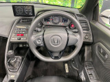 インテリアに合わせたデザインのステアリングは、運転される方のことも考え、運転しやすい形状、大きさです。是非一度、実際に触ってお確かめください。