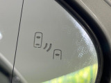 【ブラインドスポットモニター】走行中、ドアミラーの死角になりやすい箇所に後続車が接近するとサイドミラーのレンズに警告を表示!ドライバーに注意喚起をしてくれます。